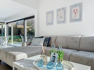 Ontdek deze instapklare en volledig gerenoveerde woning gelegen in het charmante Sint-Idesbald, op een toplocatie nabij zee, duinen en gezellige horeca.<br /><br />Deze uitzonderlijke eigendom werd tot in de puntjes vernieuwd met hoogwaardige materialen en combineert luxe, comfort en ruimte. Ideaal als tweede verblijf of ruime gezinswoning.<br /><br />De woning beschikt over:
<ul>
<li>5 volwaardige slaapkamers, elk met voldoende ruimte en lichtinval</li>
<li>5 moderne badkamers, afgewerkt met kwalitatieve materialen</li>
<li>Een lichtrijke leefruimte met open keuken</li>
<li>Volledig stijlvol ingericht en gemeubeld (inbegrepen in de prijs)</li>
</ul>
<br />Dankzij de energiezuinige renovatie (EPC A) en de aanwezigheid van 12 zonnepanelen, geniet u van een duurzame en toekomstgerichte woning met lage energiekosten.<br /><br />Extra troeven:
<ul>
<li>Volledig vernieuwd (technieken, afwerking en inrichting)</li>
<li>Instapklaar</li>
<li>Gelegen in een rustige, gegeerde buurt nabij strand en centrum</li>
<li>Hoog afwerkingsniveau en hedendaags comfort</li>
</ul>
<br />Een unieke opportuniteit aan de Belgische kust voor wie op zoek is naar kwaliteit en zorgeloos wooncomfort.<br /><br />👉 Interesse? Contacteer ons vandaag nog voor meer info of een bezoek!