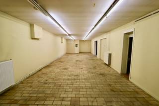 Dit magazijn bestaat uit een garage, een bureelruimte, een toilet, diverse opslagruimtes, een technische ruimte en een zolderverdieping. Er is...