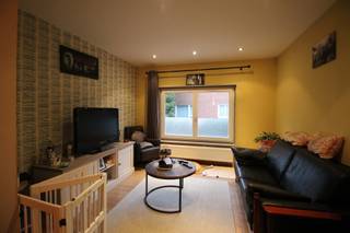 INDELINGGELIJKVLOERSInkomhal. Woonkamer opgedeeld in een zitkamergedeelte, eetkamergedeelt met gashaard. Traphal naar 1ste verdieping.Keuken met...