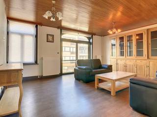 Deze prachtige woning te huur is ideaal gelegen op wandelafstand van supermarkten, winkels en openbaar vervoer. De woning is met zorg bijgehouden en biedt een comfortabele en sfeervolle woonomgeving. <br /><br />Indeling: <br />- inkomhal<br />- kelder<br />- woonkamer <br />- keuken <br />- badkamer met badkamermeubel, spiegelkast en bad<br />- slaapkamer 1: 17 m²<br />- slaapkamer 2: 20 m² <br />- slaapkamer 3: 16 m² <br />- berging <br />- Terras <br /><br />Ben je geïnteresseerd in dit pand te huur in Oostende? Ga naar de website www.dewaele.com, klik op het pand dat je wenst te huren. Via de rode knop "vraag je bezoek aan" vragen we u kort een profiel in te vullen. Daarna nemen we contact op voor een bezoek. Telefonisch kunnen er geen afspraken gemaakt worden.<br />