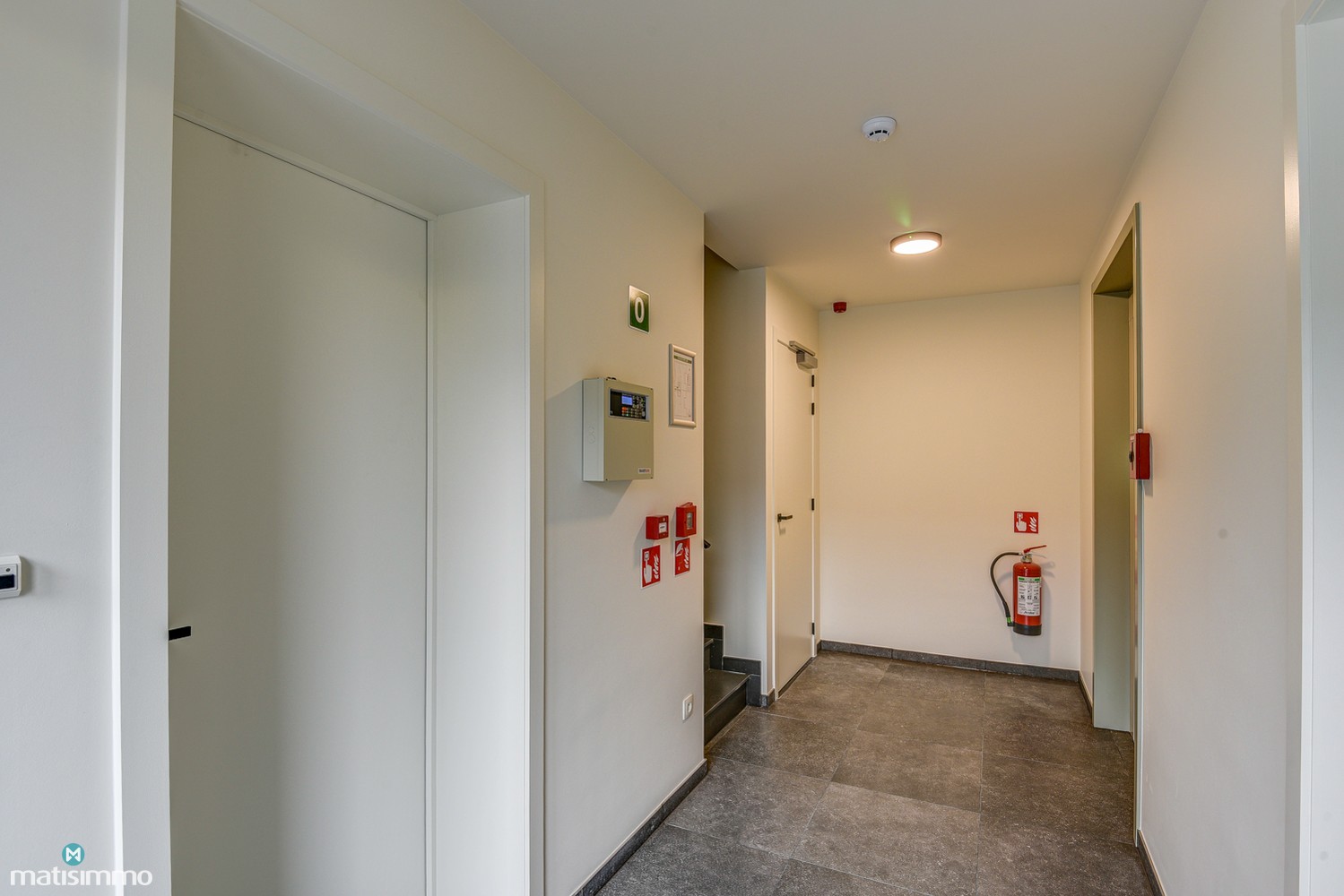 RUIM NIEUWBOUW APPARTEMENT MET 2 SLAAPKAMERS, TERRAS, GARAGE, AUTOSTAANPLAATS EN KELDERBERGING TE BEVERST - foto 3