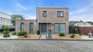 <p>Bent u op zoek naar een verzorgde gezinswoning waar ruimte, comfort en veelzijdigheid centraal staan? Dan is deze vrijstaande woning in Dilsen-Stokkem (Rotem) beslist een bezoek waard. Gelegen op een royaal perceel van 936 m² in een rustige en residentiële woonomgeving geniet u hier van een aangename combinatie van ruimte, rust en praktische mogelijkheden.<br /><br />De woning werd gebouwd in 1991 en beschikt over een bewoonbare oppervlakte van 159 m². Dankzij de doordachte indeling biedt deze woning alle comfort voor het dagelijkse gezinsleven. De multifunctionele ruimte op het gelijkvloers gecombineerd met de uitzonderlijk ruime vrijstaande dubbele garage creëert bovendien tal van mogelijkheden voor wie wonen en werken wil combineren, een zelfstandige activiteit aan huis wenst uit te oefenen of extra ruimte zoekt voor hobby's, opslag of een atelier.<br /><br />Via de inkomhal met gastentoilet bereikt u de lichtrijke leefruimte die samen met de keuken een warme en gezellige leefomgeving vormt. Aansluitend bevinden zich de praktische wasplaats en de veelzijdige ruimte die perfect kan dienen als bureau, praktijkruimte, hobbykamer, speelkamer of extra leefruimte.<br />Op de verdieping bevinden zich drie volwaardige slaapkamers en de ruime badkamer.</p>
<p>Ook buiten is het heerlijk genieten. Het groot overdekt terras van 36 m² vormt de ideale plek om in alle seizoenen te ontspannen of gezellig te tafelen. Verder biedt de ruime tuin veel potentieel om uw ideale buitenruimte te realiseren. Dankzij de huidige onderhoudsvriendelijke aanleg kunt u de beschikbare oppervlakte volledig naar eigen wens invullen. Droomt u van een groene oase, een kindvriendelijke tuin met speelruimte of zelfs een zwembad? Hier krijgt u alle vrijheid om uw woonwensen werkelijkheid te maken.<br /><br />Een bijkomende troef is de ruime vrijstaande dubbele garage. Deze biedt niet alleen plaats aan meerdere voertuigen maar kan eveneens perfect dienstdoen als werkruimte, hobbyruimte of extra opslagplaats. <br /><br />Ook op energetisch vlak scoort deze woning goed. Dankzij de 20 zonnepanelen met groenestroomcertificaten geniet u van een interessante energiebesparing. Met een EPC-label C is er bovendien geen renovatieverplichting van toepassing. <br /><br />De ligging is zonder twijfel een grote troef. De woning bevindt zich in een rustige en kindvriendelijke woonwijk in Rotem, een geliefde deelgemeente van Dilsen-Stokkem. Op wandelafstand ligt een groen speelpleintje waar kinderen naar hartenlust kunnen ravotten en buurtbewoners elkaar ontmoeten. Daarnaast bevinden winkels, scholen, openbaar vervoer en dagelijkse voorzieningen zich op korte afstand. Voor natuurliefhebbers is de omgeving een waar paradijs met de uitgestrekte bossen van het Nationaal Park Hoge Kempen, natuurgebied Bergerven, talrijke wandel- en fietsroutes en de Maasvallei binnen handbereik. Dankzij de vlotte verbindingen bereikt u bovendien eenvoudig omliggende gemeenten zoals Maaseik en Maasmechelen, evenals Nederland.<br /><br />Bent u op zoek naar een woning met veel mogelijkheden, een ruim perceel en een uitstekende ligging in een groene en gezinsvriendelijke omgeving? Dan is deze eigendom absoluut een bezoek waard.<br /><br />Eekhoornlaan 50 – 3650 Dilsen-Stokkem<br />Interesse of een bezoek plannen? Contacteer <strong>Roos</strong> via <strong>0476 68 97 80 </strong><br /><strong>We Invest Demervallei Paal<br /></strong><em>Vastgoed Anders Bekeken<br /><br /></em></p>