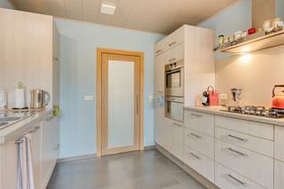 <p>Deze ruime bel-étagewoning combineert een royale <strong>woonoppervlakte van 231 m²</strong> met een aangename buitenruimte en een energiezuinig karakter. De woning werd doorheen de jaren gerenoveerd en beschikt vandaag over een EPC-label B. Op de eerste verdieping betreedt u de woning via de inkomhal, die toegang biedt tot de verschillende leefruimtes. De eetkamer sluit aan op de lichtrijke leefruimte met een halfopen, <strong>volledig geïnstalleerde keuken</strong>, voorzien van een oven, microgolfoven, gaskookvuur en tal van ingemaakte kasten. Vanuit de leefruimte heeft u rechtstreeks toegang tot het terras, vanwaar een trap naar de achterliggende tuin leidt.</p><p>De tweede verdieping omvat <strong>drie volwaardige slaapkamers</strong>, waarvan twee uitgerust zijn met <strong>praktische ingemaakte kasten</strong>. Verder bevindt zich hier de badkamer, ingericht met een douche, lavabomeubel en toilet. Via een toegangsluik bereikt u de<strong> ruime zolderverdieping</strong>, die tal van mogelijkheden biedt voor het creëren van extra slaapkamers, een hobbyruimte of bureau. Op het gelijkvloers beschikt de woning over een <strong>inpandige garage met automatische poort</strong>, die rechtstreeks toegang geeft tot de tuin. Daarnaast bevinden zich hier een apart toilet en een praktische wasruimte met extra opbergmogelijkheden. Achteraan geniet u van een aangenaam aangelegde, tropische en oostgerichte tuin van ca. 183 m², waar u in alle rust van de buitenruimte kunt genieten.</p><p>Extra troeven: een regenwaterput van maar liefst 10.000 liter, zonneschermen aan de voorzijde en uitbreidingsmogelijkheden aan de woning.</p><p>Extra: <br />- EPC 180 kWh/m2 jaar (Score B -> GEEN renovatieverplichting!<br />- Elektriciteit niet conform, asbestattest in opmaak<br />- Watertoets: perceelscore A, gebouwscore A. <br />- Stedenbouwkundige informatie in aanvraag, maatregelenregister in aanvraag</p><p>Nabij school, winkels, autosnelweg, openbaar vervoer, etc. Voor meer info ga naar www.coenenvastgoed.be of bel 03/375.82.92</p>