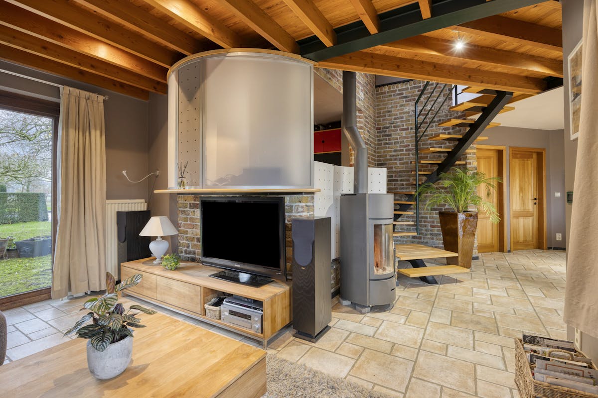 Découvrez cette villa unique avec étang de baignade sur un terrain de 4012 m² - photo 4