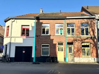 MOOI WONEN in de Brugse binnenstad op enkele stappen van de jachthaven "De Coupure" en vlakbij bakker, slager, restaurants & winkels.INSTAPKLARE woning met 3 SLAAPKAMERS & STADSKOER gelegen in een rustige straat tussen de Gentpoort en de Coupure. Indeling: glvl.: inkom, lichtrijke leefruimte, ingerichte keuken met toegang tot de koer. Badkamer met douche, lavabo en toilet. 1°V: overloop, 2 slaapkamers. 2°V: slaapkamer onder het gebinte. RUSTIG WONEN in een gezellige omgeving en met een vlotte bereikbaarheid naar de Ring, het station & de uitvalswegen. Cv op aardgas, epc 286, label C. VRIJ VANAF 1/12/2026.