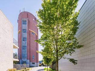 Ruim modern gelijkvloersappartement met tuin, autostaanplaats en kelderberging op een mooie locatie aan het woonerf Watertoren in Lier. Dit aangename appartement combineert een praktische indeling met een ruime buitenruimte en alle dagelijkse voorzieningen in de nabije omgeving. De leefruimte met open keuken heeft een totale oppervlakte van ongeveer 43 m² en sluit rechtstreeks aan op het terras en de tuin. De doorlopende zwarte keramische tegelvloer geeft het geheel een verzorgde en hedendaagse uitstraling. De open keuken met eiland is volledig uitgerust met een vaatwasser, inductiekookplaat, oven, microgolfoven en koelkast. Aansluitend bevindt zich een praktische berging van ongeveer 3 m² met cv-ketel, ventilatiesysteem en ruimte voor wasmachine, droogkast en eventueel een diepvriezer. Via de nachthal bereikt u twee slaapkamers van ongeveer 8,6 m² en 13 m². Beide kamers zijn voorzien van laminaat, pvc-ramen en elektrische rolluiken. De volledig betegelde badkamer beschikt over een douche, dubbel lavabomeubel, spiegelkast en een extra toilet. Daarnaast is er nog een afzonderlijk gastentoilet met lavabo. Een belangrijke troef van dit appartement is de ruime buitenruimte. Het terras en de omheinde tuin zijn samen ongeveer 100 m² groot en bieden volop mogelijkheden om te genieten van het buitenleven. De tuin is tevens ook bereikbaar via een poortje en beschikt over water en verlichting en kijkt uit op een aangename groene omgeving. In de ondergrondse verdieping zijn een privatieve autostaanplaats en een afzonderlijke kelderberging inbegrepen. Het gebouw beschikt bovendien over een lift en er is voldoende bezoekersparking voorzien. Ook op technisch vlak scoort het appartement sterk. Het is zeer energiezuinig en beschikt over een EPC met B-label. De elektrische installatie is conform en de P- en G-score bedragen beide A. Het appartement dient opnieuw geschilderd te worden, wat meteen de mogelijkheid biedt om het interieur volledig volgens eigen smaak af te werken, maar vormt dankzij zijn ruime leefruimte, grote tuin, praktische indeling en inbegrepen parkeerplaats een bijzonder interessante woonopportuniteit. Voor info en bezichtiging: 0487/759.758