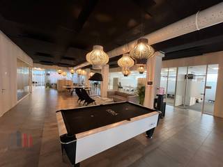 Superbe espace de bureau professionnel de 50 m² à louer le long de l'Antwerpse Steenweg, à seulement 2 minutes en voiture de la bretelle d'accès R4 Lochristi/Oostakker. L'emplacement est idéal dans un quartier dynamique avec de nombreux magasins, restaurants et autres facilités.<br /><br />Les espaces de bureaux sont situés dans le prestigieux « Idola Business Centre », un centre d'affaires qui excelle en termes de qualité et d'équipements modernes. Ce centre d'affaires offre tout ce dont une entreprise professionnelle a besoin pour travailler efficacement, notamment une réception gratuite avec accueil téléphonique, l'utilisation de salles de réunion entièrement équipées, des postes de travail flexibles, une cuisine commune et même une salle de sport pour se détendre pendant la journée de travail.<br />Le loyer comprend non seulement l'espace de bureau proprement dit, mais aussi les frais annexes tels que l'électricité, l'Internet à haut débit et l'impôt foncier.<br />Un grand parking gratuit se trouve également devant le bâtiment, ce qui est très pratique pour les employés et les visiteurs. Les personnes à la recherche d'espaces plus grands ou plus petits sont également satisfaites, car les bureaux sont disponibles pour des équipes de 2 à 40 personnes.<br /><br />N'hésitez donc pas à contacter PANORAMA B2B GENT KANTOREN pour plus d'informations ou pour une visite sans engagement au 09 225 09 02.<br /> 