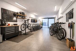 Deze casco commerciële ruimte van 50 m² aan Gent Zuid biedt een uitgelezen kans voor ondernemers die op zoek zijn naar een flexibel en...