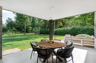 Luxe villa in moderne stijl met vele mogelijkheden gelegen op een zeer rustige locatie met veel privacy omringd door natuur. IndelingU betreedt de...