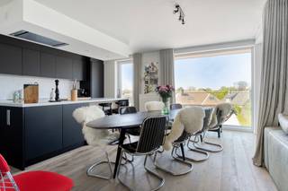 Prachtig hoekappartement te koop in Waregem, gelegen in de Franklin Rooseveltlaan 41. Met een ruime bewoonbare oppervlakte van maar liefst 115m², twee royale slaapkamers en twee terrassen (ca. 20 m²), biedt dit appartement een unieke combinatie van comfort, licht en ligging. Het appartement bevindt zich op de 2de verdieping en op wandelafstand van de bakker, de slager en de supermarkt. <br /><br />Dit recent appartement wordt verkocht door de eerste bewoners en werd doorheen de jaren perfect onderhouden. Gelegen op een ideale locatie, op slechts 7 minuten wandelen van het centrum van Waregem en op 2 minuten rijden naar de op- en afrit van de E17. <br />Dankzij de hoekligging geniet je hier van een uitzonderlijke lichtinval doorheen het volledige appartement. ’s Avonds is het heerlijk ontspannen op het terras met zicht op de ondergaande zon.<br /><br />Indeling: <br />ruime leefruimte met toegang tot het terras, een hoogwaardige leefkeuken met AEG-toestellen (inductiekookplaat, oven, microgolf, vaatwas en frigo), 2 volwaardige slaapkamers (waarvan 1 met terras), badkamer met dubbele lavabo en inloopdouche, ruime berging/wasplaats en gastentoilet. <br /><br />Troeven:<br />-Verkoop onder registratierechten<br />-Energiezuinig (EPC A)<br />-Elektriciteit conform<br />-Lichtarmaturen en gordijnen inbegrepen<br />-Ondergrondse kelderberging inbegrepen<br /><br />Bovengrondse en ondergrondse autostaanplaats met laadpaal samen €40.000 excl. kosten.<br /><br />Ben je op zoek naar een kwalitatief appartement met 2 volwaardige slaapkamers, ruim terras op een topligging in Waregem? Contacteer Marie via 0469 66 49 11 of mail naar marie@immomargaux.be voor meer info of een bezoek ter plaatse.