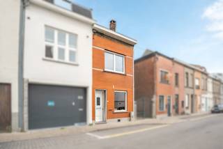 TOPPER! Op zoek naar een energiezuinige, perfect onderhouden woning op een rustige ligging nabij groen én het stadscentrum? Deze instapklare halfopen bebouwing nabij het Astridpark in Kortrijk combineert hedendaags comfort met een praktische indeling en moderne technieken.<br /><br />TROEVEN:<br />- Instapklaar<br />- Elektriciteit = CONFORM AREI<br />- Voorzien van ZONNEPANELEN! <br />- Verwarming via warmtepomp<br />- Airco aanwezig in leefruimte én slaapkamers<br />- 3 volwaardige slaapkamers<br />- Droge kelder<br />- Aangelegde tuin met terras<br /><br />INDELING:<br />Via de inkomhal kom je binnen in de woning, met aansluitend een apart gastentoilet en een praktische wasberging. De lichtrijke leefruimte sluit naadloos aan op de open, volledig ingerichte keuken. Vanuit de keuken heb je toegang tot de droge kelder, ideaal als extra bergruimte.<br /><br />De leefruimte geeft uit op het terras en de verzorgde, aangelegde tuin waar het aangenaam vertoeven is.<br /><br />Op de eerste verdieping bevindt zich een ruime slaapkamer en een moderne badkamer, uitgerust met een douche, dubbel lavabomeubel en toilet.<br /><br />De tweede verdieping biedt plaats aan twee extra slaapkamers, ideaal voor een gezin, bureau of hobbyruimte.<br /><br />Kortom: een energiezuinige en instapklare woning op een topligging nabij het Astridpark in Kortrijk – perfect voor wie comfortabel en zorgeloos wil wonen.<br /><br />📅 Interesse? Plan vandaag nog jouw bezoek op onze bezoekdag op 25 april en ontdek deze topper zelf!<br /><br />AI/26041/K<br />UC:20250909-0003508162-RES-2