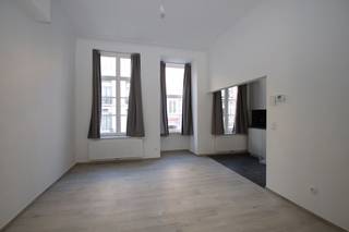 Dit éénslaapkamer-appartement maakt deel uit van een pas compleet (!!) gerenoveerd gebouw.Het betreft een ruim & lichtrijk...