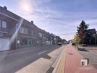 <p><span>Dit handelshuis in Tessenderlo-Ham biedt een uitzonderlijke combinatie van commerciële ruimte en potentieel voor wonen, met een uitstekende ligging recht tegenover de kerk en een imposante voorgevel van bijna 13 meter. Het pand is ideaal voor ondernemers die zichtbaarheid en draagvlak zoeken, en tegelijk wensen te investeren in een woning- of kantoorruimte.</span></p><p><span> </span></p><p><span>Belangrijkste kenmerken en troeven:</span></p><p><span>- Royale gelijkvloerse commerciële ruimte met grote vitrinevelden en een uitnodigende bar-/ontvangstruimte. Ideaal als winkel, horeca, dienstverlening of showroom.</span></p><p><span>- Achterliggende ruimten met keukenfaciliteiten en diverse bijgebouwen/bergruimtes voor stockage, backoffice of polyvalente doeleinden.</span></p><p><span>- Gangbare sanitaire voorzieningen aanwezig op het gelijkvloers, op verdieping een badkamer met bad en douche en een apart toilet.</span></p><p><span>- Verdieping verdeeld in meerdere kamers (4), geschikt als leefruimte, kantoorruimtes of privévertrekken. De ruimtes bieden tal van indelingsmogelijkheden.</span></p><p><span>- Zolder met een hoge nok en houten draagbalken; uitstekende potentie voor extra leef- of werkruimte, loftachtige doeleinden of andere herinrichting.</span></p><p><span>- Achtertuin/patio met terras en zicht op groen en privacy, bereikbaar vanuit de achterzijde van het pand. De tuin is zuid gericht!</span></p><p><span>- Fijne lichtinval dankzij grote raampartijen aan de voorzijde; veel mogelijkheden om een persoonlijke stijl en concept te realiseren.</span></p><p><span>- Pand bevindt zich in een pittoreske omgeving met kerk en dorpskern in de nabijheid, met gemakkelijke verbindingen en op 2km van oprit E313.</span></p><p><span> </span></p><p><span>Het pand met duidelijke renovatie mogelijkheden, vraagt een inspanning om de verschillende verdiepingen en het zoldervolume te optimaliseren, maar biedt daardoor een unieke kans voor een maatwerkoplossing die wonen en werken naadloos combineert.</span></p><p><span> </span></p><p><span>Extra troef, het perceel is bereikbaar langs achter voor voetgangers of fietsers!</span></p><p><span> </span></p><p><span>PROJECT MOGELIJK? TUURLIJK!</span></p><p><span>- Dit perceel is gelegen in een zone waar verdichting met meergezinswoningbouw inpasbaar is. De effectieve vergunbaarheid en aantal wooneenheden hangt af van de kwaliteit van het ontwerp. </span></p><p><span>- Door de ligging aan een gewestweg kan AWV bijkomende voorwaarden opleggen over de inrit. </span></p><p><span>- Het perceel is gelegen in een zone waar 1,5 parkeerplaatsen per wooneenheid voorzien moeten worden. </span></p><p><span>- Er moet ook steeds voldoende kwalitatief groen aanwezig blijven op het perceel en er moet bovengrondse waterinfiltratie voorzien worden. </span></p><p><span> </span></p><p><span> </span></p><p><span>Neem gerust contact op voor aanvullende informatie of om een persoonlijke bezichtiging in te plannen. </span></p><p><span>Dit is een zeldzame kans om op een commerciële locatie in het centrum van Tessenderlo-Ham een pand te kopen en te transformeren naar uw eigen concept.</span></p><p><span>Bel Immo Diest op 013/31.25.22 voor een bezichtiging, wij helpen u verder met glimlach :-).</span></p>
