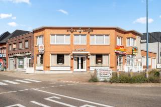 Op een absolute topligging pal in het centrum van Kortenaken vinden we dit veelzijdige pand, beter gekend als Café/IJssalon Luna. Een eigendom met een bijzonder interessante combinatie van een ruime commerciële ruimte en een volwaardige woonst, waardoor hier tal van mogelijkheden ontstaan voor wie wonen en ondernemen wil combineren.<br /><br />De commerciële ruimte van ca. 70 m² beschikt over een aantrekkelijke ligging en biedt een uitstekende basis voor de uitbating van een horecazaak, ijssalon, koffiebar, winkel, kantoor, praktijk of vrije beroepsactiviteit. Ook andere handels- of dienstverlenende activiteiten behoren tot de mogelijkheden, steeds afhankelijk van de geldende voorschriften en eventuele vergunningen. De centrale ligging zorgt voor een uitstekende bereikbaarheid en maakt dit pand bijzonder geschikt voor een zaak die wil profiteren van de passage en de aanwezigheid van talrijke voorzieningen in de directe omgeving.<br /><br />Een belangrijke troef is de ruime woongelegenheid met maar liefst 4 slaapkamers. Hierdoor is de eigendom niet alleen interessant als commerciële investering, maar ook als comfortabele gezinswoning. De combinatie van wonen, werken en ondernemen op één en dezelfde locatie maakt dit pand dan ook bijzonder aantrekkelijk voor zelfstandigen, ondernemers en gezinnen.<br /><br />Daarnaast beschikt de eigendom over een garage, parkeergelegenheid voor de deur en een uitzonderlijke hoeveelheid opslag- en bergruimtes. Een grote meerwaarde voor een handelszaak of zelfstandige activiteit, waar voldoende plaats voor voorraad, materiaal en andere benodigdheden vaak essentieel is.<br /><br />Ook de ligging is moeilijk te evenaren: scholen, winkels, kinderopvang, bank en andere dagelijkse voorzieningen bevinden zich op wandelafstand. Alles wat nodig is, bevindt zich letterlijk binnen handbereik. Tegelijk geniet de woning van het voordeel van wonen in het centrum, met alle praktische voorzieningen vlakbij.<br /><br />Een pand met karakter, ruimte én mogelijkheden op een unieke centrumlocatie. Of u nu droomt van een eigen horecazaak, een handelszaak of praktijk wilt starten, een bestaande activiteit wilt verderzetten of simpelweg op zoek bent naar een ruime woning waarbij u professioneel en privé kunt combineren: Café/IJssalon Luna biedt een bijzonder veelzijdige opportuniteit in het hart van Kortenaken.<br /><br />Een eigendom met commerciële uitstraling, een ruime woonst, tal van praktische ruimtes en vooral: een unieke ligging waar ondernemen en wonen samenkomen.