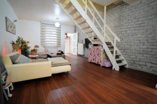 Deze woning heeft onlangs een nieuw dak (uiteraard met isolatie) gekregen. Ramen en cv zijn bruikbaar (hoewel een HR brander meer rendement zal geven). Keuken & badkamer, alsmede de vloer kan een opfrisbeurt verdragen.<br />Er zijn 2 hele grote kamers op de verdieping vooraan 1 & 2; achteraan is er een 2 persoonskamer, op het 1e en een 1 persoonskamer op het 2e.<br />De kelder wordt niet gebruikt, hoewel dit met luik en piston met afstandbediening perfect mogelijk is.<br />Attesten zijn in aanvraag. Door het nieuwe dak zou de EPC maximaal D. kunnen zijn.<br />Electro is vernieuwd doch bij het plaatsen van nieuwe keukentoestellen heb je toch opnieuw te laten controleren.<br />Tip, door het sanitair naar boven te verhuizen wordt er terug een koertje gemaakt, interessant voor de vuilnisbak.<br /><br /><br />Ideaal voor de studerende kroost in onder te brengen.