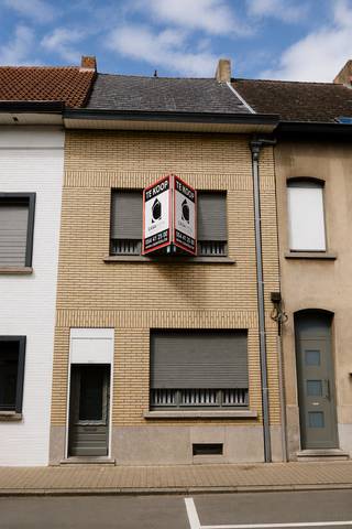 Gelegen op de Hoge Buizemont, aan de hooggelegen stadsrand van de Oudenbergstad in de Vlaamse Ardennen, bevindt zich deze verzorgde burgerwoning op een perceel van 947 m² met een uitzonderlijk diepe en zonnige tuin.

Deze woning werd doorheen de jaren steeds met de nodige zorg onderhouden en biedt vandaag een uitstekende basis voor wie op zoek is naar een ruime gezinswoning met veel potentieel. Dankzij de grote raampartijen geniet u van een aangename natuurlijke lichtinval in de leefruimtes. Rolluiken zorgen bovendien voor extra comfort en privacy.

Met een bewoonbare oppervlakte van circa 140 m² beschikt de woning momenteel over twee slaapkamers, een badkamer, een leefruimte en een keuken. Een belangrijke troef is de ruime zolderverdieping die via een vaste trap bereikbaar is en mogelijkheden biedt voor het creëren van extra slaapkamers, een hobbyruimte of een thuisbureau.

Ook energetisch scoort deze woning beter dan vele vergelijkbare woningen uit dezelfde bouwperiode. De recente condensatieketel op aardgas en de aanwezige dakisolatie dragen bij tot een gunstig EPC-label D, waardoor geen renovatieverplichting van toepassing is.

De woning bevindt zich in een aangename woonomgeving die de laatste jaren een positieve evolutie kent. U woont hier rustig, maar toch vlakbij het centrum van Geraardsbergen, scholen, winkels, openbaar vervoer en recreatiemogelijkheden.

Zoals bij vele woningen van deze generatie zijn er ook enkele aandachtspunten. Het asbestattest besluit dat de eigendom momenteel niet-asbestveilig is en daarnaast is een belangrijk deel van het buitenschrijnwerk nog uitgerust met enkel glas. Ook de keuken is functioneel maar gedateerd en komt in aanmerking voor modernisering.

Zoekt u een degelijk onderhouden woning met karakter, een enorme tuin, veel lichtinval en uitbreidingsmogelijkheden, dan is dit zonder twijfel een eigendom die een bezoek waard is.

INTERESSE? Bel naar het CasaVista Team op 054412500 en krijg een individueel bezoek van vastgoedmakelaar Cedric.