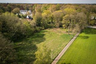 Ruim perceel grond van 6.760m² te koop in waardevol agrarisch gebied nabij het centrum van Westmeerbeek. Dit hoekperceel is deels bebost en zorgt...