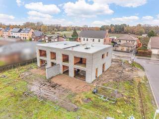 Deze rechterwoning van de 2 halfopen bebouwingen is gelegen in de Lakstraat nummers 70A te Veerle (Laakdal). De woning wordt gebouwd door Lifebouw en werkt voor jou een sleutel-op-de-deur af. Wenst u graag een aanpassing in de badkamer, keukeninrichting of toch een andere wandtegel? Bij een tijdige beslissing en in overleg kan dit naar jouw wensen worden aangepast bij onze partners van de streek.<br />De woningen zijn zeer praktisch ingedeeld en zijn quasi in spiegelbeeld met elkaar te vergelijken. In de rechterwoning komen we op het gelijkvloers binnen via de inkomhal en is er een apart gastentoilet voorzien. Verder komen we in een gezellige living die in open verbinding staat met de eetplaats en de uitgeruste keuken. Een aparte bergruimte en inpandige garage bieden extra pluspunten!<br />Via de trap in de hal is de eerste verdieping bereikbaar waar er naast de nachthal 3 slaapkamers ter beschikking zijn, een ingebouwde dressing, geïnstalleerde badkamer met ligbad, douche en dubbele wastafel, een aparte douchekamer met douche en lavabo, apart toilet en een technisch lokaal.<br />De tuin achteraan wordt afgeleverd met een aangelegd terras en omheining. Vooraan wordt een oprit voorzien om nog een extra wagen te kunnen plaatsen.<br />Enkele +++punten:<br />– energiezuinige woning: max. E30<br />– zonnepanelen<br />– warmtepomp<br />– vloerverwarming<br />– ventilatiesysteem D<br />– regenwaterput 10.000l<br />De woning is gelegen op een centrale locatie en op een boogscheut van Averbode Bos en Heide, alsook gemakkelijke toegangswegen voor een snelle bereikbaarheid.