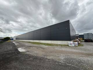 Situé dans le zoning de Sauvenière à Gembloux, cet ensemble semi-industriel en excellent état développe une superficie totale de 2.200 m²,...