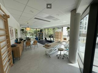 Bénéficiant d'un emplacement visible et facilement accessible le long de la Koning Albert i-Laan (n° 96) à Bruges, cet immeuble commercial de plain-pied prêt à emménager est situé dans le cadre du nouveau projet de construction de haute qualité « San Siro ». Grâce à son emplacement stratégique par rapport à l'E40, à l'Expressweg et à la gare de Bruges, c'est la base idéale pour un bureau, un cabinet ou une profession libérale.<br /><br />Aménagement et équipements<br />*Surface utile : 58 m² d'espace lumineux et bien agencé<br />*Sanitaire : installations sanitaires séparées disponibles<br />*Cuisine : kitchenette intégrée pratique<br />*Stationnement : comprend 1 parking hors sol et 1 parking souterrain<br /><br />Informations financières<br />*Commission du syndic : 115 €/mois (tarif forfaitaire)<br />*Taxe foncière : à la charge du locataire/acheteur sur la base de la facture fiscale annuelle<br /><br />Vous souhaitez établir votre entreprise ou votre cabinet sur ce site central ? Contactez-nous dès aujourd'hui pour plus d'informations ou pour une visite sur place !<br /><br />Les images générées par l’IA sont fournies en guise d'inspiration. Elles ne tiennent pas compte des spécifications techniques, ni des renseignements urbanistiques, ni des possibilités concrètes de réalisation.