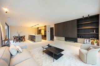 INDELINGTreedt binnen via de ruime inkomhal voorzien van ingemaakte vestiairekasten. De inkomhal geeft ook toegang tot het aparte toilet en de...