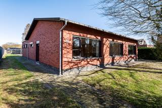 Deze te renoveren laagbouwwoning met enorm veel potentieel ligt op het einde van de doodlopende Heideroosstraat.<br /><br />De woning is te betreden via de inkom die doorloopt naar een ruime hal die toegang geeft tot alle andere kamers.<br />Aan de voorgevel van de woning bevinden zich de 2 slaapkamers (16m² &amp; 16m²), alsook de woonkamer.<br /><br />Via de woonkamer kan men ook de keuken bereiken die op haar beurt toegang geeft tot de berging en de inpandige garage.<br /><br />Er is ook nog een handige aparte garage voorzien met automatische poort.<br /><br />Verder geniet de woning nog van een ruim perceel (+1.000m²) dat ook handig langs achter te bereiken is.<br /><br />Heeft u interesse en wenst u een bezoek ter plaatse in te plannen? Contacteer ons op 03 337 50 70 of via info@vbvastgoed.be. <br /><br /><br />“Dit pand is onderhevig aan de Vlaamse renovatieverplichting voor residentiële gebouwen. Meer informatie kunt u terugvinden via volgende website: https://www.vlaanderen.be/een-woning-kopen/renovatieverplichting-voor-residentiele-gebouwen “