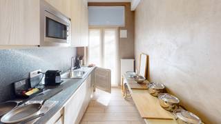 <p><strong>Stijlvol gemeubeld appartement</strong> op een steenworp van het <strong>Centraal Station</strong></p>
<p>Indeling: Hal, vestiaire en separaat toilet. Ruime <strong>sfeervolle leefruimte, volledig ingericht</strong> . Verder een uitgeruste keuken voorzien van alle huisraad. Eén <strong>grote slaapkamer rustig gelegen aan de achterkant</strong>. Badkamer met inloopdouche, wastafel en wasmachine.</p>
<p>Mogelijkheid tot het huren van een <strong>autostaanplaats</strong> in de nabijheid.<br /><br />Troeven: <br />- Zeer centrale locatie <br />- Volledig gemeubeld aangeboden <br />- Huurprijs incl. wifi <br /><br /><br /></p>