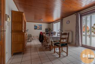 HAALTERT - Dit gelijkvloers appartement is gelegen op wandelafstand van het station van Haaltert. In de nabijheid zijn er verschillende mogelijkheden op vlak van winkels, scholen en openbaar vervoer. De E40 bereik je met de wagen binnen de 5 min.<br /><br />U betreedt het appartement via de inkomhal met apart toilet. Verder beschikt het appartement over 1 volwaardige slaapkamer en nog een kamer die kan dienen als dressing/bureau/eventueel logeerkamer. De nachthal omvat ook een badkamer en een apart toilet. <br />De ruime woonkamer met ramen tot op de grond laat veel natuurlijk daglicht binnen. Aansluitend is er de keuken. Een praktische wasplaats/berging maakt het appartement compleet. <br />Bovendien beschikt dit appartement over een staanplaats en garagebox (15.000€). Deze is verplicht aan te kopen. <br />Mits wat opfrissingswerk kan u van dit appartement een pareltje maken. <br /><br />Ideaal voor eigen bewoning maar zeker ook als investering!<br /><br />Kortom: Bent u op zoek naar een centraal gelegen appartement, ideaal als investering of eigen bewoning? Aarzel dan niet en maak snel uw afspraak!<br />Voor meer info of bezoek 053/60.65.60<br /><br />De vermelde prijs is een richtprijs. Na ontvangst van de biedingen zal de verkoper beslissen of hij/zij de eigendom verkoopt aan het beste bod. De richtprijs is aldus niet bindend voor de verkoper. Voor meer info kunt u ons contacteren of het reglement raadplegen op onze website.