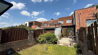  Welkom in deze charmante gezinswoning gelegen in het hart van Wilrijk. Met een bewoonbare oppervlakte van 108m², biedt deze woning alles wat uw...
