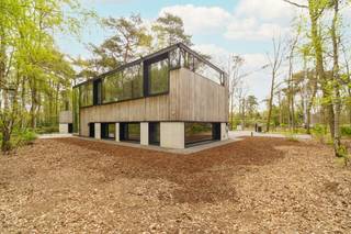 <p>Vragen of interesse? Contacteer onze makelaar Dimitry via dimitry@copandi.be of 0493 37 27 43.</p><p>Deze unieke villa uit 2018 is gelegen in de begeerde wijk 'De Zeurt', met het Peerdsbos als directe achterbuur. Op een riant perceel van circa 5.000 m² geniet u van een bosrijke omgeving op een strategische en uiterst private locatie.</p><p>De woning blinkt uit in functionaliteit en is energetisch hoogwaardig afgewerkt met oog op de toekomst. Zo is de villa volledig voorzien van vloerverwarming, 18 zonnepanelen en een slimme laadpaal.</p><p>Het architecturale ontwerp bestaat uit twee woonlagen waarbij het leefgedeelte zich op de bovenverdieping bevindt. Deze keuze garandeert een panoramisch uitzicht op het groen via kamerhoge raampartijen.</p><p>De lichtrijke leefruimte straalt rust uit en sluit naadloos aan op de luxueus ingerichte keuken. Direct naast de keuken bevindt zich bovendien een royaal terras van circa 40 m².</p><p>De gelijkvloerse verdieping is praktisch ingedeeld met een ruime vestiaire en diverse maatkasten. De master bedroom beschikt over een eigen dressing en een luxe ensuite badkamer.</p><p>Daarnaast biedt deze verdieping ruimte aan twee extra slaapkamers, een tweede douchekamer en een multifunctionele kamer als bureau of hobbyruimte. Een wasplaats met technische ruimte maken het comfort binnenshuis compleet.</p><p>Ontspannen doet u in de tuin met een eigen voetbalveldje en een sfeervol leeftuinhuis. Kortom: een ware droomlocatie die luxe, rust en techniek perfect verenigt.</p><p>✅ Bosrijke omgeving</p><p>✅ Uniek concept</p><p>✅ Instapklaar</p><p>✅ Energetisch en modern comfort</p>
