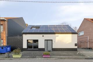 Maison mitoyenne économe en énergie sur un terrain de 971 m² située dans une impasse tranquille, à proximité des écoles, des commerces et...