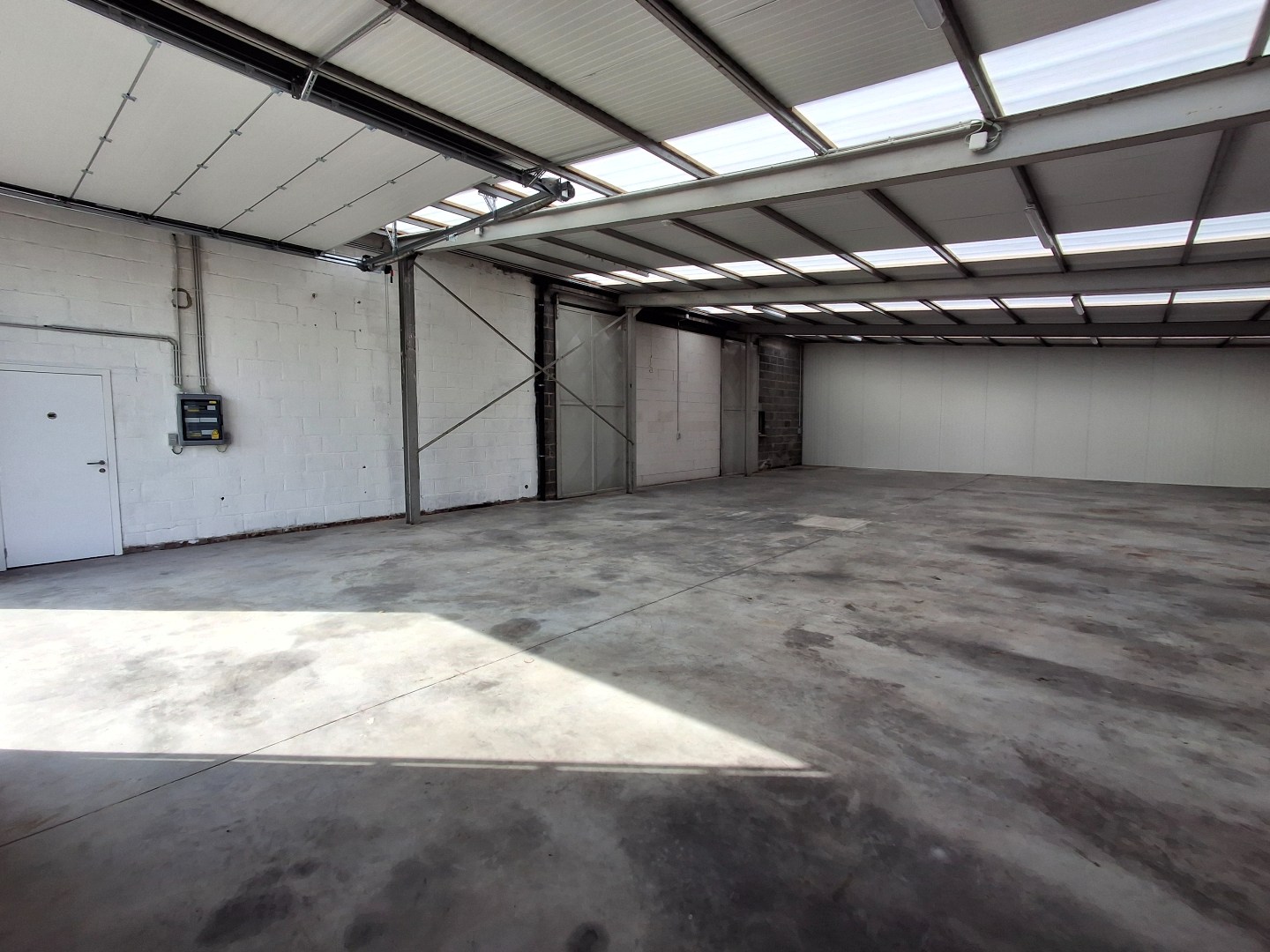 INSTAPKLARE LOODS VAN 216 M² MET UITSTEKENDE BEREIKBAARHEID - foto 2