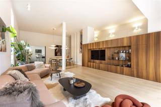 <p><span>WILRIJK - Elsdonk: Luxurious and spacious villa with 5 bedrooms and 4 bathrooms, high-quality finish in the sought-after Elsdonk neighbourhood. EPC label C.</span></p><p><span> </span></p><p><span>This exceptional villa is located in one of the most sought-after neighbourhoods of Antwerp, tucked away in the greenery of the Elsdonk neighbourhood. </span></p><p><span>The location is ideal for those who love peace and privacy, but still want easy access to the city centre and major roads.</span></p><p><span>This property combines modern comfort with thoughtful architecture and was further renovated in 2023. The result is a contemporary home with a particularly pleasant atmosphere and an abundance of space.</span></p><p><span>This unique property is the perfect choice for those looking for an exclusive, ready-to-move-in villa with high-quality finishes, in a green yet sought-after neighbourhood.</span></p><p><span> </span></p><p><span>DESCRIPTION:</span></p><p><span> </span></p><p><span>Ground floor:</span></p><p><span>Entrance hall with designer guest toilet and cloakroom.</span></p><p><span>Pleasant, open and light-filled living room with parquet flooring and impressive ceiling height, opening via sliding windows onto the large terrace and the beautifully landscaped south-facing garden with plenty of privacy. </span></p><p><span>Fully equipped and luxurious kitchen with cupboards and all appliances, including a beautiful Lacanche stove.</span></p><p><span>There is also an office, a separate lounge and a practical laundry room.</span></p><p><span>Indoor garage for 1-2 cars + driveway.</span></p><p><span> </span></p><p><span>1st floor:</span></p><p><span>Built-in office space with a view over a mezzanine.</span></p><p><span>Impressive master bedroom with adjoining dressing room and very luxurious bathroom with jacuzzi, shower and two washbasins.</span></p><p><span> </span></p><p><span>2nd floor:</span></p><p><span>Four bedrooms and three bathrooms.</span></p><p><span>Large multipurpose room, currently used as a TV room for the children.</span></p><p><span> </span></p><p><span>SPECIAL FEATURES:</span></p><p><span> </span></p><p><span>* Residential location, close to access roads</span></p><p><span>* Luxurious finishings</span></p><p><span>* Indoor garage</span></p><p><span>* Beautiful garden with lots of privacy</span></p><p><span>* Air conditioning throughout</span></p><p><span>* Sought-after location in the Elsdonk neighbourhood</span></p><p><span> </span></p>