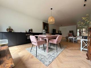 Modern éénslaapkamerappartement op de gelijkvloerse verdieping. Beschikt o.a. over tuintje met terras, autostaanplaats,...
