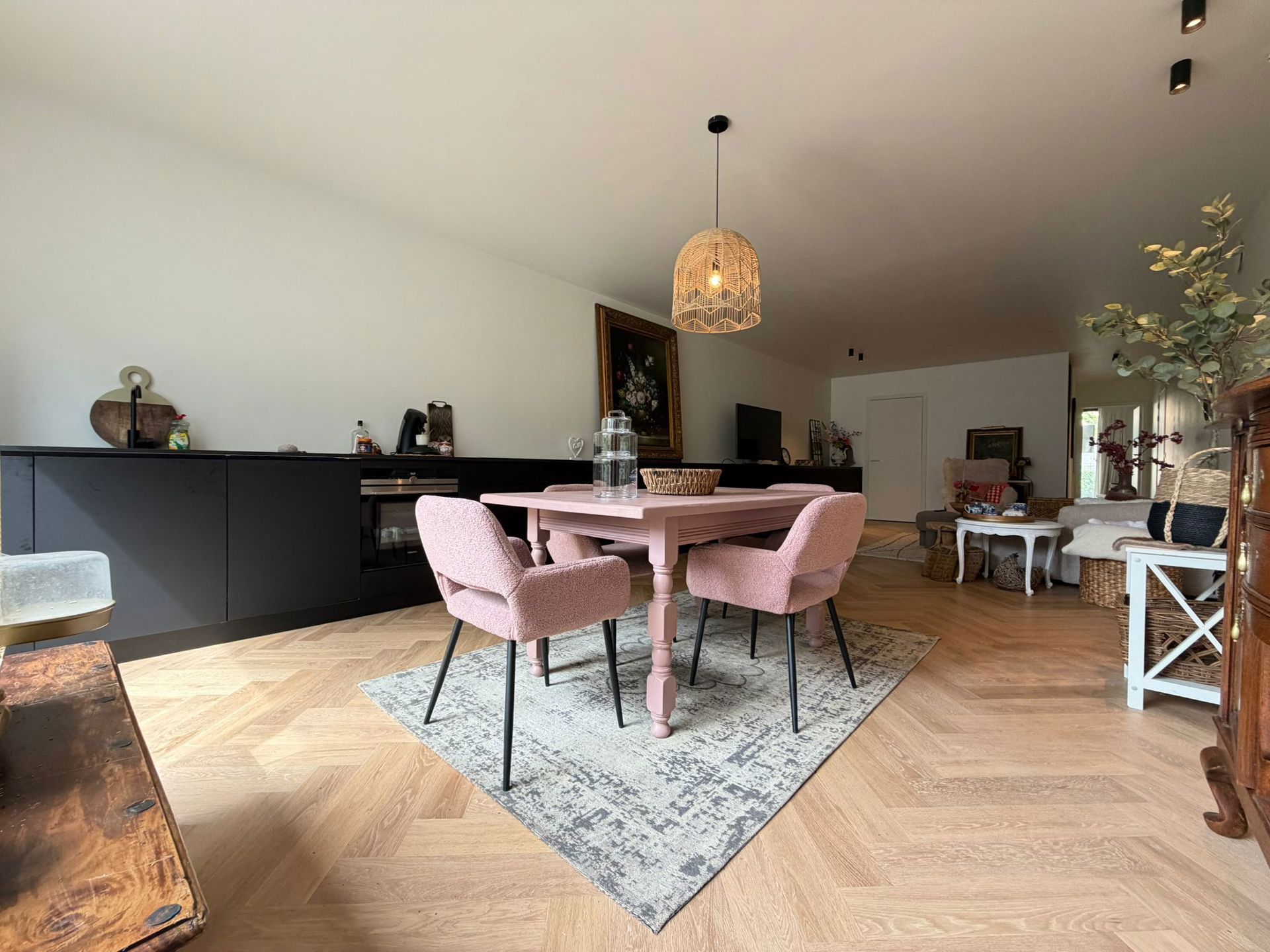 Modern app. 1 slaapkamer, tuintje, terras, autostaanplaats. - foto 2