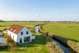 In het stiltegebied van Zuienkerke bevindt zich deze instapklare landelijke residentie gelegen op een perceel van maar liefst 9.605 m2 en...