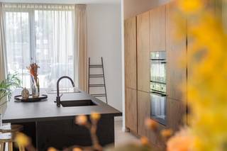 <p>Op een uitstekende en bijzonder gegeerde locatie nabij het centrum van Mechelen vinden we deze recente en stijlvol ingerichte halfopen bebouwing. De woning maakt deel uit van een nieuwe, kleinschalige en doodlopende woonbuurt met slechts 6 koppelwoningen. Hier geniet u van rust en privacy, terwijl alles wat Mechelen te bieden heeft zich letterlijk binnen handbereik bevindt.</p><p>Het stadscentrum van Mechelen ligt op een <strong>boogscheut</strong>, terwijl u de Vaart op wandelafstand bereikt. Ook voor gezinnen is de ligging bijzonder interessant: een school bevindt zich letterlijk achter de hoek en het openbaar vervoer vindt u op slechts enkele stappen van de woning. Voor de dagelijkse boodschappen hoeft u evenmin ver te gaan, met onder meer een bakker en beenhouwer op een boogscheut.</p><p>Ook de bereikbaarheid is uitstekend. Via de nabijgelegen stadsring beschikt u over een vlotte verbinding richting Antwerpen en Brussel.<br /></p><p>De woning zelf is bijzonder smaakvol ingericht en biedt een mooie combinatie van ruimte, licht en hedendaags comfort. Op het gelijkvloers beschikt u over een ruime inkomhal met gastentoilet, een moderne open keuken met kookeiland en aansluitende droge berging. De keuken vormt een mooi geheel met de eetruimte en de ruime salon. Dankzij de grote raampartijen geniet u hier van een aangename natuurlijke lichtinval en rechtstreeks zicht op de tuin.</p><p>De verzorgde stadstuin beschikt achteraan over een ruime gemetste tuinberging én een praktische achteruitweg.<br /></p><p>Op de verdieping zijn er <strong>4 slaapkamers</strong>, waarvan één momenteel ingericht is als dressing. Daarnaast is er een sfeervolle badkamer met ligbad, inloopdouche en dubbele lavabo, een afzonderlijk toilet en twee extra bergingen, waarvan één ideaal als wasberging.</p><p>Aan de voorzijde beschikt de woning over een privatieve parkeerplaats op de oprit.</p><p><strong>Extra troeven:</strong> recente nieuwbouw, <strong>EPC-label A</strong>, 10 zonnepanelen, 4 slaapkamers, moderne inrichting, rustige doodlopende woonbuurt, tuinberging met achteruitweg, privatieve parking en <strong>verkoop onder registratierechten</strong>.</p><p>Een bijzonder complete woning op een toplocatie, waar rust, comfort en de nabijheid van het stadsleven perfect samenkomen.<br /></p><p><strong>RICHTPRIJS: € 629.000</strong><br /><strong>Interesse ? Contacteer ons NU voor een bezoek.</strong></p>