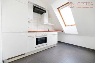 Situé au troisième étage d'une petite copropriété du centre de Salzinne , appartement de ± 90 m² idéalement agencé. Ce dernier se compose d'un hall d'entrée avec espaces de rangements et toilettes invités. Un vaste living baigné de lumière par de nombreuses fenêtres, une cuisine américaine entièrement équipée et une buanderie accessible depuis le hall. La partie nuit comprend deux grandes chambres de ± 12 m² ainsi qu'une salle de bains attente avec baignoire et double vasque. Proche de toutes commodités, cet appartement ne pourra que vous séduire. Disponible à l'acte. Prix: 238.500 €. Charges : 70 € / mois PEB : E - EN OPTION : Place de parking extérieur : 15.000 € - Place de parking intérieur : 20.000 € - Vous souhaitez visiter.Contactez-nous au +32 477 57 98 87 ou par mail à l'adresse LMEERT@TREVI.BE