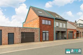 <p><span>In een rustige, kindvriendelijke straat tussen de Schotense Vaart en het bruisende centrum van Schoten vind je deze moderne gezinswoning met tuin. De woning heeft een strakke, eigentijdse gevel en is gebouwd volgens de huidige bouw- en energienormen. Dankzij de centrale ligging zijn alle voorzieningen, invalswegen (Ring en E19) en het openbaar vervoer vlot bereikbaar. Ook het centrum van Antwerpen ligt op korte afstand — ideaal voor wie rustig wil wonen met de stad binnen handbereik.<br /><br />De woning wordt verkocht casco (ruwbouw winddicht), waardoor de nieuwe eigenaar de volledige afwerking naar eigen smaak kan realiseren. Zo creëer je zelf de thuis die perfect bij jou past.</span></p><p><span> </span></p><p><span>Let op: de getoonde renders zijn illustratief. Afwerking is niet inbegrepen.</span></p><p><span>Verkoop onder het registratie-stelsel (12%)</span></p><p><span> </span></p><p><span>Grootste troeven:</span></p><p><span>-Centrale locatie</span></p><p><span>-EPB voorontwerp beschikbaar</span></p><p><span>-Tal van mogelijkheden </span></p><p><span>-Gezellige tuin (57m²)</span></p><p><span> </span></p><p><span>(Huidige) indeling:</span></p><p><span>-GLVL: ruime inkomhal (20m²) met vestiaire en bergingsmogelijkheden die toegang biedt tot het aparte WC. Aansluitend bevindt zich de keuken (10m²) die naadloos overgaat in de ruime living (35m²). Vanuit de living is er toegang tot leuke zuidwestgerichte tuin (57m²).</span></p><p><span>-V1: de nachthal geeft toegang tot de badkamer (9m²) met mogelijkheid ligbad, douche en WC alsook de 2 ruime slaapkamers (14m² & 13m²), waarvan de grotere zich aan de achterzijde bevindt en de kleinere langs voorzijde.</span></p><p><span>-V2: op het bovenste verdiep bevindt zich de 3</span><span><sup>de</sup></span><span> ruime slaapkamer (23m²).</span></p><p><span> </span></p><p><span>Voor meer informatie kan u terecht bij Area Partners. Info@area.be of 03/284.60.60</span></p>