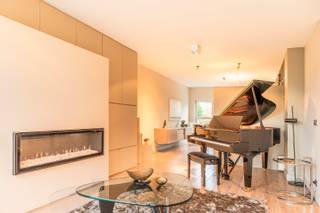 Welkom in de Vossenstraat 70 te Kruibeke. Omgeven door weilanden en vlakbij invalswegen vinden we deze mooie en goed onderhouden woning.We parkeren...