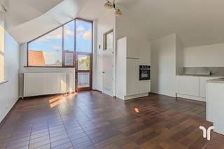 Cetraal gelegen gerenoveerd appartement te Eernegem met 3 slaapkamers.Het appartement is gelegen op de eerste verdieping en omvat de inkom met ingemaakte kasten, ruime woonkamer met veel lichtinval, keuken met aansluitend terras, badkamer, toilet, 3 slaapkamers waarvan er 2 voorzien zijn van een wastafel. Het appartement is ook voorzien van zonnepanelen. Privé parkeerplaats achteraan het gebouw en fietsenberging.Beschikbaar vanaf 1 januari 2027.