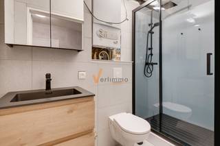<p><span>Deels gerenoveerd appartement met 3 kamers, terras en garagebox</span></p><p><span>Dit appartement is gelegen op de 1ste verdieping van een kleinschalig gebouw zonder lift.</span></p><p><span>Het appartement beschikt over een aangename leefruimte, een keuken, een vernieuwde badkamer en drie kamers. Twee hiervan zijn volwaardige slaapkamers, waarbij één slaapkamer rechtstreeks toegang biedt tot het terras. De derde, kleinere tussenkamer kan worden ingericht als bureau, dressing, hobbyruimte of kinderkamer.</span></p><p><span>Het appartement werd reeds gedeeltelijk gerenoveerd, nog verder af te werken. Zo werden de badkamer, de vloeren en de ramen aan de achterzijde vernieuwd. De elektrische installatie is conform en met EPC-label B geniet het appartement van een goede energieprestatie.</span></p><p><span>Verder zijn een private kelderberging en een aparte garagebox inbegrepen in de verkoopprijs. Het waterverbruik is gemeenschappelijk.</span></p><p><span>Pluspunten:</span></p><ul><li><span>Vernieuwde badkamer</span></li><li><span>vernieuwde vloeren</span></li><li><span>Vernieuwde ramen aan de achterzijde</span></li><li><span>EPC-label B (epc attest is nog met de oude ramen)</span></li><li><span>Elektriciteit conform</span></li><li><span>Private kelderberging</span></li><li><span>Aparte garagebox inbegrepen</span></li><li><span>Lage vaste kosten €85,- en het dak werd reeds voldoende geïsoleerd </span></li></ul><p><span> </span></p><p><span>Een ruim en praktisch appartement met een goede energiescore, buitenruimte en eigen garagebox. Zeker een bezoek waard!</span></p><p><span> </span></p><p><span>Contacteer VERLIMMO voor meer informatie of een bezoek ter plaatse:</span></p><p><span><span>Voel je thuis</span></span><span> 03/658.95.58 <span>info@verlimmo.be</span></span></p><p><span> </span></p><p><span>*De vermelde bewoonbare oppervlakte is gebaseerd op de bruikbare vloeroppervlakte zoals vermeld op het EPC-verslag</span></p><p><span> </span></p><p><span> </span></p><p><span> </span></p>