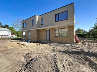 <strong>Hier leeft u in alle rust, omgeven door groen en toch dicht bij alles wat telt.<br /></strong><br /><strong>LIGGING<br /></strong><br />In een rustige doodlopende straat, nabij de Markt en het gezellige centrum van Wetteren, verrijst een exclusief nieuwbouwproject met slechts 6 woningen in een hedendaags moderne architectuur.<br /><br />Goede verbindingen met de E40 en Brusselsesteenweg brengen u snel naar Gent of Brussel. Daarnaast bevinden winkels, scholen, openbaar vervoer, wandel- en fietsroutes zich allemaal op een steenworp. <br /><br /><strong>(MOBISCORE: 8,3/10)<br /></strong><br /><strong>INDELING<br /></strong><br />U komt binnen via de inkomhal met vestiaire, een berging, een gastentoilet en toegang tot de leefruimte. <br />Geniet van een lichtrijke leefruimte met open keuken voorzien van kookeiland en ontbijtcorner. <br />Het ruime terras en de tuin vormen het verlengstuk van uw woonkamer, wat de uitzonderlijke woonbeleving bevordert. <br />Hier kan u met vrienden of familie genieten van onvergetelijke momenten die er écht toe doen!<br /><br />Op het verdiep vindt u 3 slaapkamers, een apart toilet, een extra berging en een badkamer. Deze is voorzien van ligbad, douche en een dubbele wastafel.<br /><br />De woning biedt een uitstekende energieprestatie dankzij vloerverwarming via warmtepomp, zonnepanelen en een ventilatiesysteem D.<br /><br /><strong>EXTRA TROEF</strong><br /><br />Deze halfopen bebouwing beschikt over 2 private autostaanplaatsen die inbegrepen zijn in de prijs! <br /><br /><strong>Kies voor modern, energiezuinig en zorgeloos wonen in Wetteren en contacteer Kevin: 0476 66 55 50<br /></strong><br />
<div><span>(Oppervlakten geraamd, sommige foto’s zijn van een referentieproject of zijn renders)</span></div>