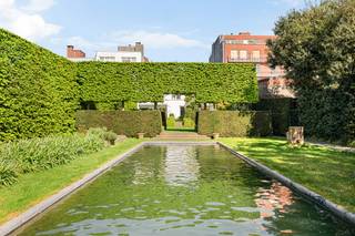 Te koop: unieke herenwoning op de Markt van Deinze, genietend van een magnifieke binnentuin met zwemvijver, praktijk + extra...