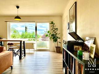 Welkom in dit instapklaar 2-slaapkamer appartement met EPC B, ondergrondse autostaanplaats, ondergrondse berging en terras te Kuurne!<br /><br />Dit ruim 2-slaapkamer appartement op de eerste verdieping is toegankelijk via de lift of trap.<br />Bij het betreden van het appartement komt u binnen in de inkomhal met apart gastentoilet. Aansluitend bevindt zich de lichtrijke leefruimte, met plaats voor zowel een zithoek als eetplaats. Via het schuifraam heeft u toegang tot het aangename terras.<br />Verder is er de keuken, uitgerust van fornuis, dampkap, en oven. Aanpalend bevindt er zich een eerste praktische bergruimte, met plaats voor een wasmachine en droogkast.<br /><br />Verder zijn er 2 ruime, volwaardige slaapkamers en een volledig vernieuwde badkamer, uitgerust met inloopdouche en wastafel.<br /><br />Tot slot bezit dit appartement over een ondergrondse staanplaats, alsook een tweede ondergrondse bergruimte.<br />Verder is er nog een gezamenlijke fietsenberging.<br /><br />TROEVEN:<br />+ Elektriciteit conform<br />+ EPC B<br />+ Ondergrondse autostaanplaats en berging inbegrepen
