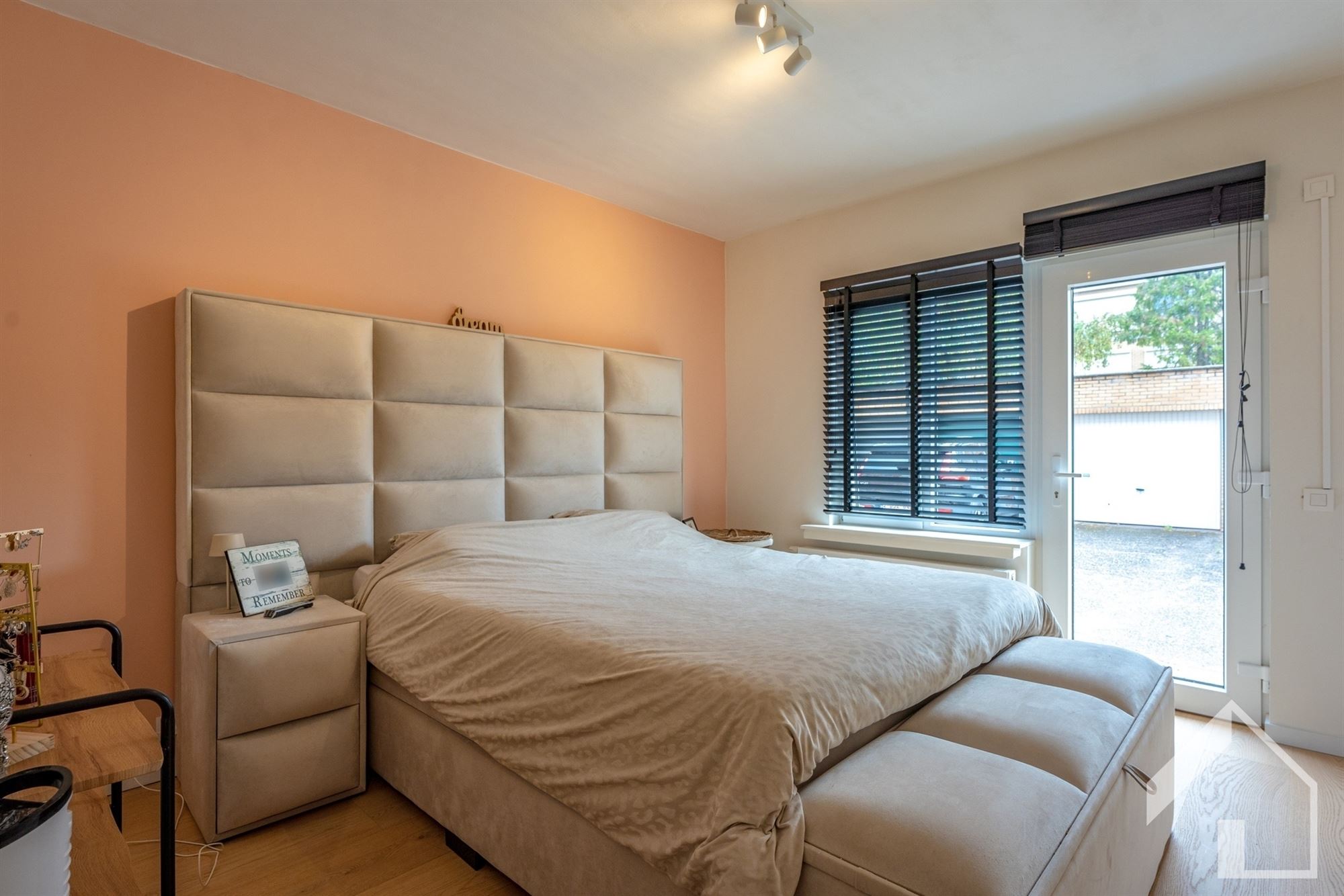 Totaal gerenoveerd gelijkvloersappartement met 2 slaapkamers en garagebox - foto 5