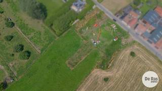 <p>STEENHUIZE - WIJNHUIZE - Ruime bouwgrond met achterliggende weide van 4.238 m² in landelijk Steenhuize-Wijnhuize<br /><br />Deze uitzonderlijke bouwgrond met achterliggende weide (lot 1B) heeft een totale oppervlakte van maar liefst 42a 38ca en is gelegen in het rustige en landelijke Steenhuize-Wijnhuize. <br /><br />De grond is vlak gelegen en beschikt over een straatbreedte van 16,60 meter (loten 6 en 6A volgens het bijgevoegde plan). Als laatste bouwperceel aan deze zijde van de straat geniet u van een blijvend open en landelijk uitzicht, zowel achteraan als langs de zijkant van de toekomstige woning.<br /><br />Het perceel is deels gelegen in woongebied met landelijk karakter en deels in agrarisch gebied, wat zorgt voor een groene en rustige omgeving met tal van mogelijkheden.<br /><br />Bent u op zoek naar de ideale locatie voor het realiseren van uw droomwoning? Of wenst u een ruime bouwgrond voor een open bebouwing met een prachtig uitzicht en voldoende ruimte voor het houden van dieren of paarden? Dan is dit perceel absoluut een bezoek waard.<br /><br />Gronden van deze omvang en met dergelijke ligging zijn uiterst zeldzaam op de markt. Wacht niet te lang en ontdek zelf de vele troeven van dit unieke aanbod.<br /><br />Voor meer info of bouwvoorschriften 053/60.65.60.<br /><br />Belangrijkste bouwvoorschriften:<br />- Voorbouwlijn op ca. 13 m achter de voorste perceelgrens<br />- Max. voorgevelbreedte: 10,60 m, met een bouwvrije strook van 3 m langs beide zijden<br /><br />Afwerking mogelijk met:<br />- Hellend dak (max. 45° helling, kroonlijsthoogte max. 6,60 m)<br />- Plat dak (max. hoogte 6,6 m)<br /><br />Maximale bouwdiepte:<br />- Gelijkvloers: 15 m<br />- Verdieping: 12 m</p>