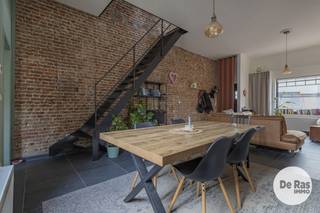 <strong>EERSTE BEZOEKDAG ZAT. 26/09 VAN 9U TOT 13U (enkel op afspraak). </strong><br /><strong>AALST – Gerenoveerde en karaktervolle woning pal in het centrum. </strong><br /><br />Deze karaktervolle/gerenoveerde woning is uitstekend gelegen aan de Houtmarkt, pal in het centrum van Aalst. Een bijzonder ligging voor wie houdt van het bruisende stadsleven en de toegankelijkheid naar winkels, scholen, horeca, openbaar vervoer en alle dagelijkse voorzieningen. Dankzij de directe aansluiting met de Parklaan (Ring) geniet u bovendien van een vlotte bereikbaarheid naar de belangrijkste invalswegen. Het stadsparkt, Osbroek, bevindt zich op wandelafstand voor wie houdt van groen, natuur en sportfaciliteiten. <br /><br />De woning beschikt op het gelijkvloers over een leefruimte met aansluitend een geïnstalleerde keuken. Vanuit de keuken bereikt u het bijzonder sfeervolle terras. Dankzij de volledige privacy vormt dit een verrassend aangename buitenplek, midden in het stadscentrum. Op het gelijkvloers bevinden zich verder een apart gastentoilet en een praktische, afzonderlijke wasplaats. Op de eerste verdieping bevindt zich een overloop, ruime slaapkamer, een afzonderlijke dressing en badkamer. De ingerichte zolderverdieping biedt vervolgens nog een extra slaapkamer, hobbyruimte of polyvalente kamer. Daarnaast beschikt de woning over een droge kelder.<br /><br />Technische installaties conform, gunstig EPC en instapklaar, zijn hierbij de rode draad. Mogelijkheid overname huurovereenkomst van garage, die zich op wandelafstand bevindt.<br /><br />info en bezoek: 053/60.65.60.<br />De vermelde prijs is een richtprijs. Na ontvangst van de biedingen zal de verkoper beslissen of hij/zij de eigendom verkoopt aan het beste bod. De richtprijs is aldus niet bindend voor de verkoper. Voor meer info kunt u ons contacteren of het reglement raadplegen op onze website.