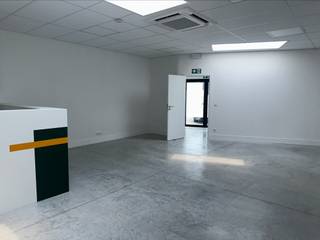 Dit eigentijdse kantoor (unit A3) van bevindt zich in het gerenommeerde HUB business-center, centraal gelegen in Temse en vlot bereikbaar via openbaar vervoer en belangrijke invalswegen.<br />Het kantoor is <strong>hoogwaardig afgewerkt </strong>en uitgerust met alle modern comfort, inclusief privé sanitair. Het energieverbruik is gunstig, met een <strong>EPC-label A.</strong><br /> <br />Huurprijs: <strong>€ 650 per maand + vaste kosten: € 250/maand, excl. btw</strong><br /><u><strong>Deze kosten dekken o.a.: </strong></u>verbruik van nutsvoorzieningen, airco en verwarming, parkeerplaats, internet (wifi op beveiligd netwerk), camerabewaking, één telefonielijn met toestel, bestickering van deur, logo in de doorgang en brievenbus, én afvalverwerking.<br /><br />Het kantoor is <strong>onmiddellijk beschikbaar</strong> en klaar voor gebruik.<br /><br />Interesse? Neem vrijblijvend contact op via 03/502.98.74 of mail naar cvg@claves.be.