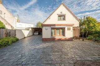 Deze charmante alleenstaande woning op een perceel van 461 m² is gelegen op een uitstekende ligging in Sint-Michiels Brugge, vlotte verbinding nabij invalswegen, openbaar vervoer, winkels en scholen.<br />De woning beschikt over een ruime oprit met automatische poort en privatieve parking voor minstens 3 wagens, aangevuld met een garage, carport en extra buitenberging. Binnen is de indeling als volgt: inkomhal, woonkamer met eetplaats, geïnstalleerde keuken, berging en badkamer met apart toilet. Op het eerste verdiep treft men een nachthal, slaapkamer 1, slaapkamer 2 en zolderruimte. Een extra toef is dat de woning omgeven is door de zonnige en volledig private tuin, bovendien voorzien van 16 zonnepanelen, regenwaterput, waterverzachter en rolluiken.<br /><br />Voor meer informatie of een bezoek ter plaatse aarzel niet en bel Gaëlle op het nummer 0479 17 17 17.